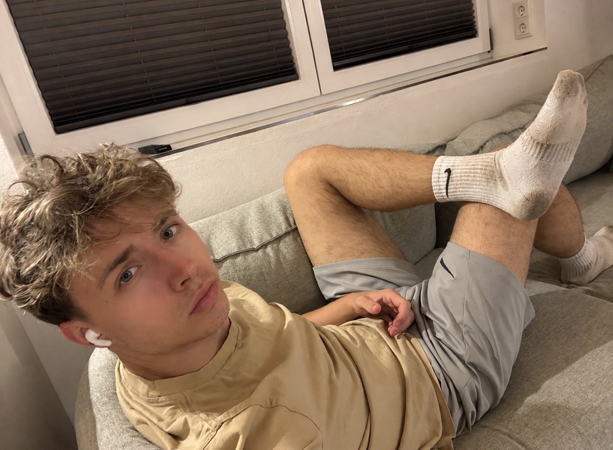 ent_07x's tweet photo. I have the Most stinky socks in the World 😷😈😈#Socken #ichverkaufevideos #Geld https://t.co/4CHEMDmfwQ