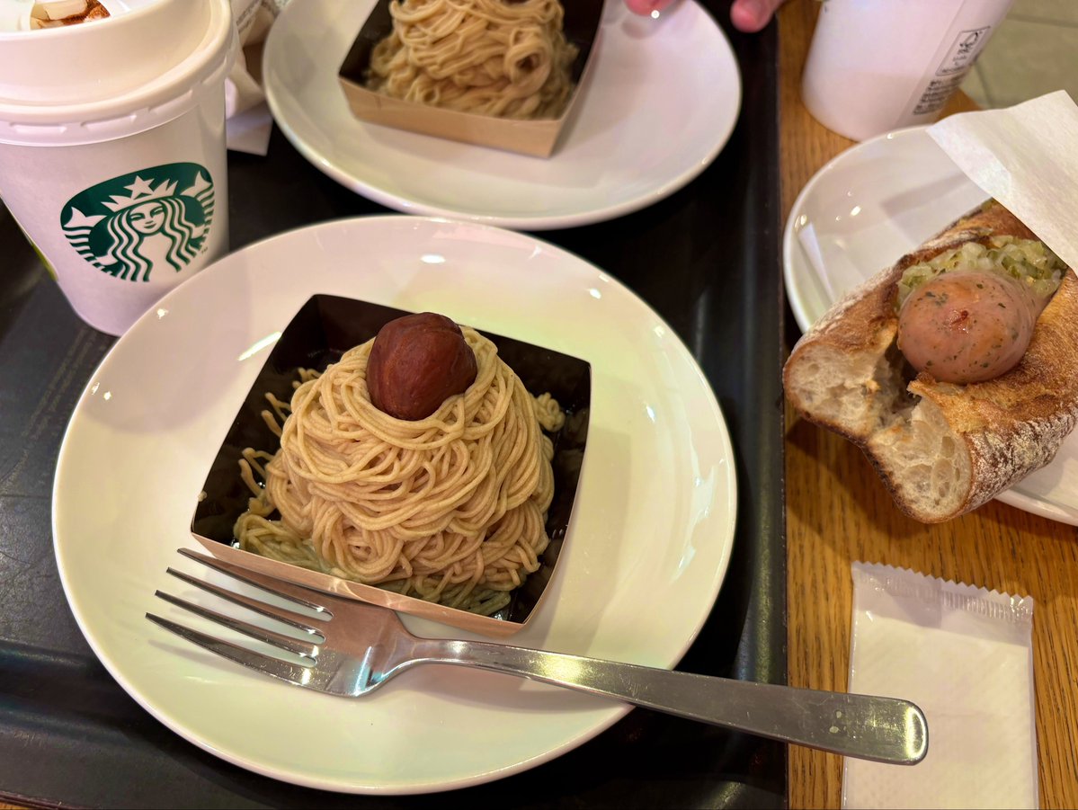 suzume_day's tweet photo. スタバのモンブランとパンプキンスパイスラテ🌰🎃
どちらも好物！今年も食べられて良かった😋
秋だね🍂 https://t.co/aPHJNXoKJp