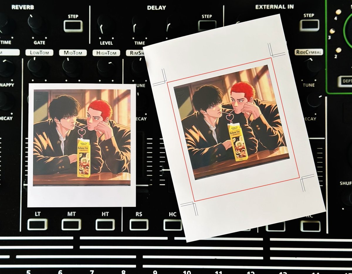 KITSUNEzzzzz's tweet photo. 【まさかのネットプリント】

・セブンイレブン
・用紙サイズ：フォト用紙 L
・予約番号：T23TFDTD
・期限：2026年10月15日 23:59

暇でどうしようもない時の何かのついでに気が向かれましたら
(トンボに沿って切っていただくとインスタントフォトっぽくならなくもないです)(赤線は印刷されません) https://t.co/g5v6aKS4jg