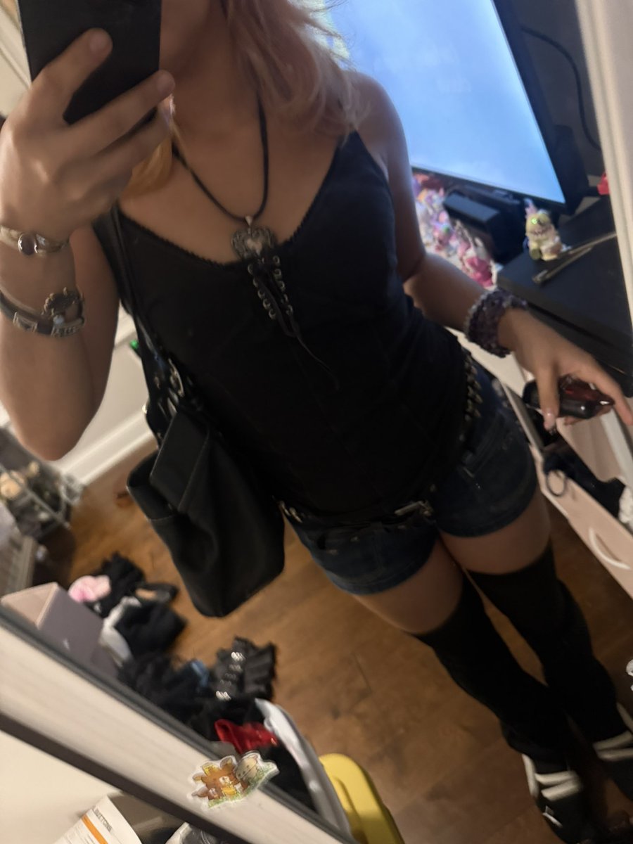 hauntyoutoo's tweet photo. I was indecisive about what picture to post on my insta I had too many followers outfit ideas even tho they all the same https://t.co/GyIJzAt733
