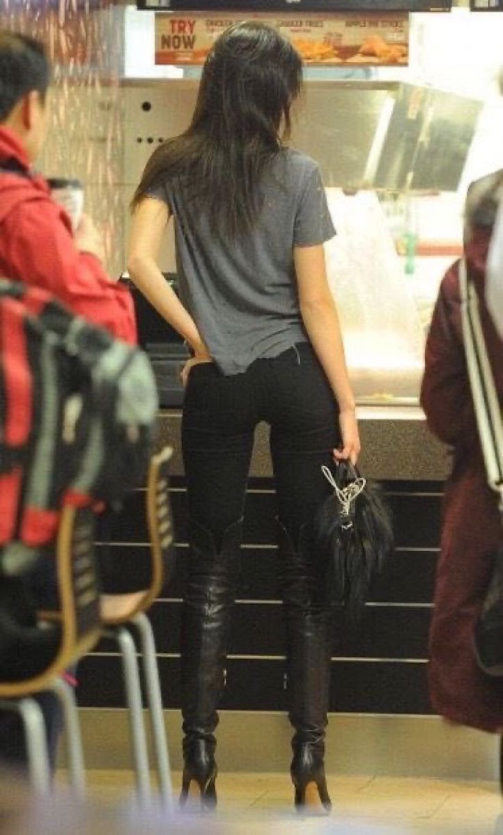 Auralyn0's tweet photo. Never letting the skinny jeans + leather boot era die https://t.co/vg6hKDwVjB