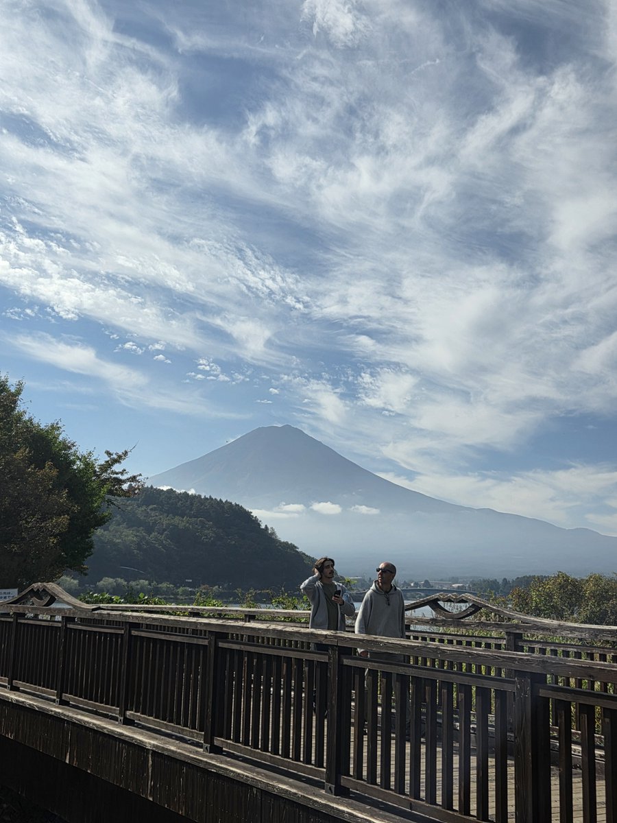 nishinoakihiro's tweet photo. 昨日は『河口湖 音楽と森の美術館』にて、インパルスの堤下君とのトークイベントを開催しました。
（つっつん、わざわざ河口湖まで足を運んでくれて、ありがとう！）
　
今回は、通常営業のショーが行われていない時間帯のホールを活用してトークイベントを開催。
さらに、美術館の閉館後には、庭園を利用したビアガーデンも実施しました🍺

こうして、これまで十分に活用できていなかった空間や時間にエンターテインメントを掛け合わせることで、新たな収益機会を生み出し、経営基盤を強化していく。

こうした取り組みを一つ一つ積み重ねていけるのは、観光施設の経営において、とても面白いことだなと思っています。