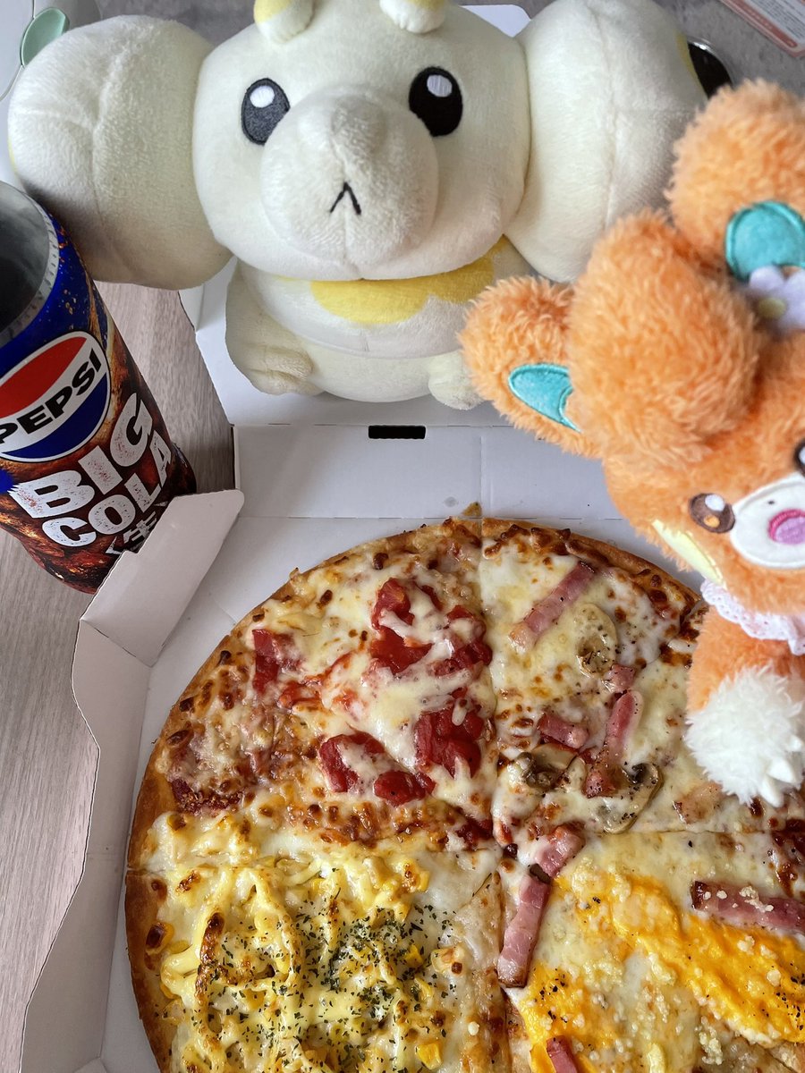 motimotipapimo's tweet photo. モッチピザパーティを開催するモチ！🍕
匂いに誘われてお友達も参戦してきたモッチ〜🎈！ https://t.co/wgwlsd4t5L