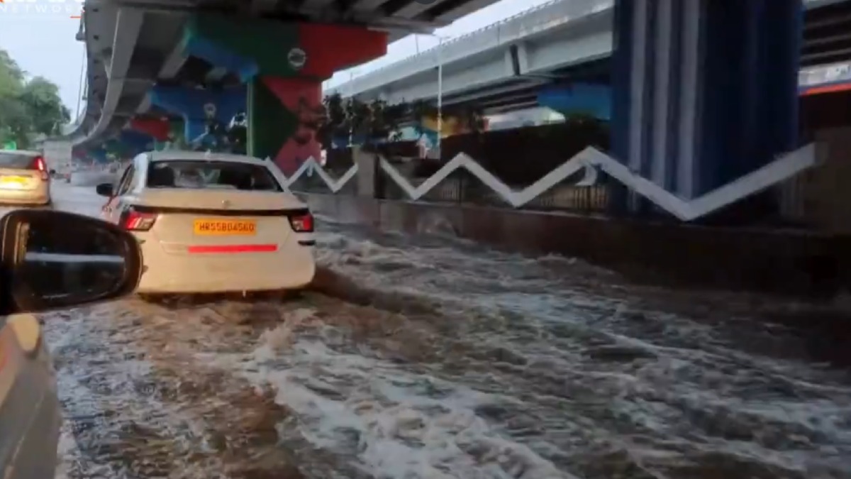SaptashwaTV's tweet photo. Delhi Rainfall: Waterlogging Near Mahipalpur Flyover Disrupts Morning Commute

https://t.co/VGo3wGAK31

#DelhiRain #DelhiWeather #Waterlogging #MahipalpurFlyover #DelhiNCR #IMDAlert #DelhiTraffic #RainfallUpdate #WeatherNews #IndiaNews https://t.co/2vLuxsgipk