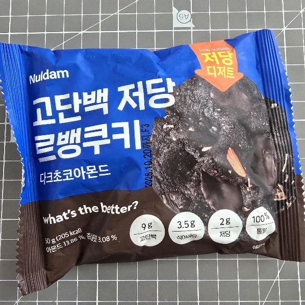 zero0_0oz's tweet photo. 삼삼오오밴드 행사 자주 다니다보니까 여러 번 마주친 아버님이 계신데 나중에는 반가워서 얼굴 보면 인사 하고 그랬거든요? 알고 보니 삼삼오오밴드 보컬리스트 #김도형 님(뿔테 안경 쓰신 분)의 부모님이셨어요. 10일날도 뵈었는데 더위에 다 죽어가는 제가 너무 안 돼보였는지 먹으라고 주고 가셨는데 감사합니다 ㅎㅎ 

이 아버님께서 [오전 9시부터 순서대로 입장해서 메인무대 공연에 박수치고 춤추고 행사 참여하고 기다린 팬 분들]까지 싸잡혀서 일방적으로 진상 취급 당할 때 사회자에게 가서 항의도 해 주시고 그러셨습니다. 현장에서도 감사하다고 인사 드렸지만 온라인에서도 다시 한 번 인사드리고 싶습니다. 정말 감사합니다 🙇🏻‍♀️🙇🏻‍♀️