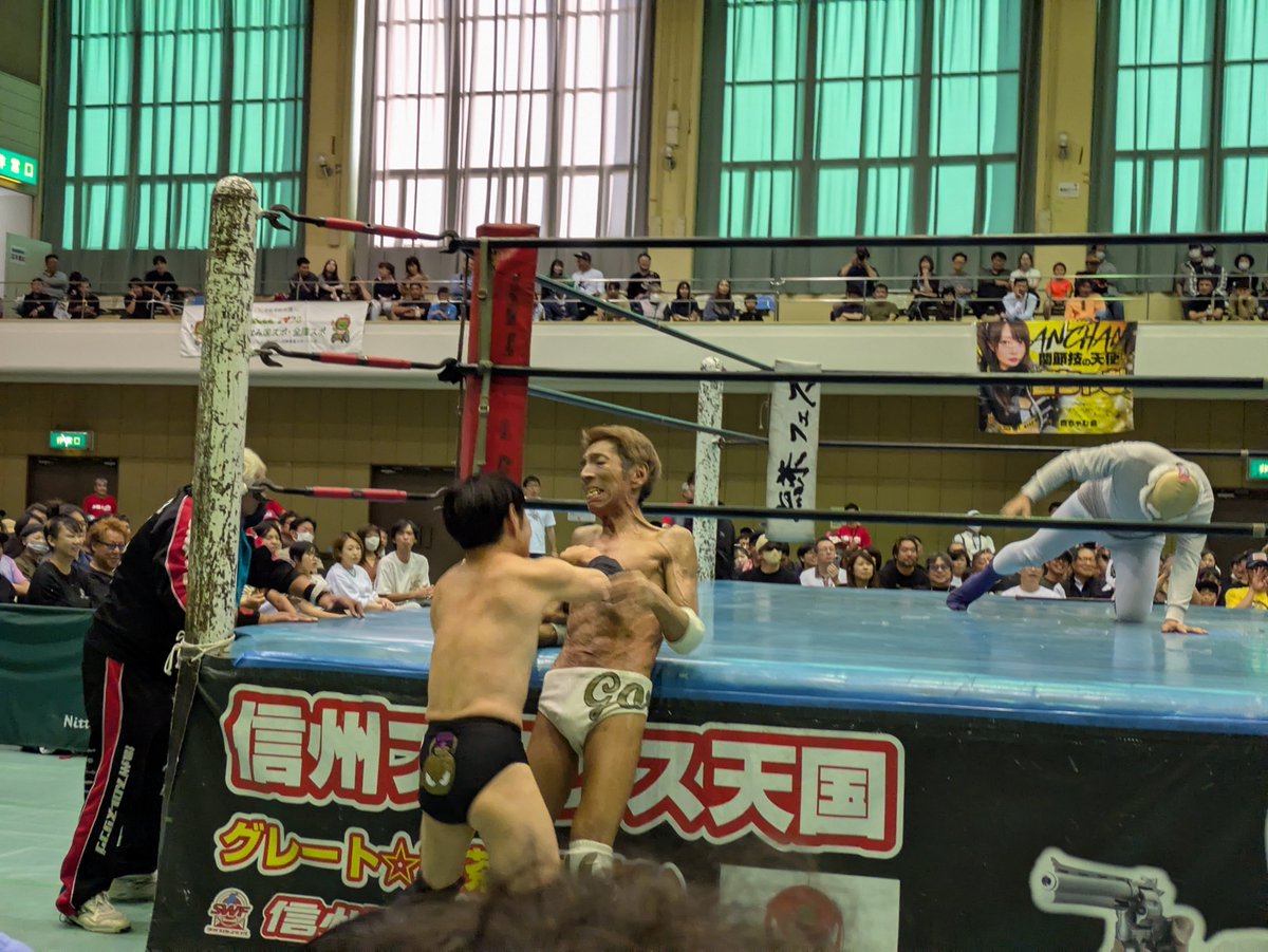 eh200_901's tweet photo. 第4試合
❌️くいしんぼう仮面、なべやかん vs  ゴージャス松野、◯がばいじいちゃん

#小諸ボンバイエ https://t.co/xPmEPntdD8