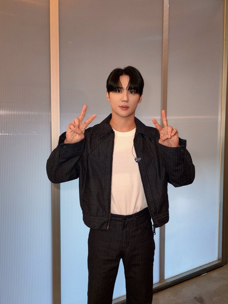 86x1215's tweet photo. 왼쪽이 사복이고 오른쪽이 코디가 챙겨준거라는걸 믿��싶지않음 ..... https://t.co/GiCsF4TLQy