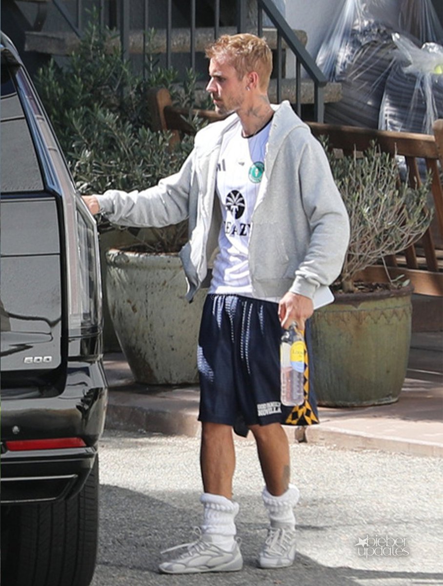 biebsmidias's tweet photo. ★ Justin Bieber recentemente deixando um spa em Los Angeles, Califórnia.

Confira mais fotos aqui: https://t.co/n1kvihvf6C https://t.co/qxYLAzGrcP
