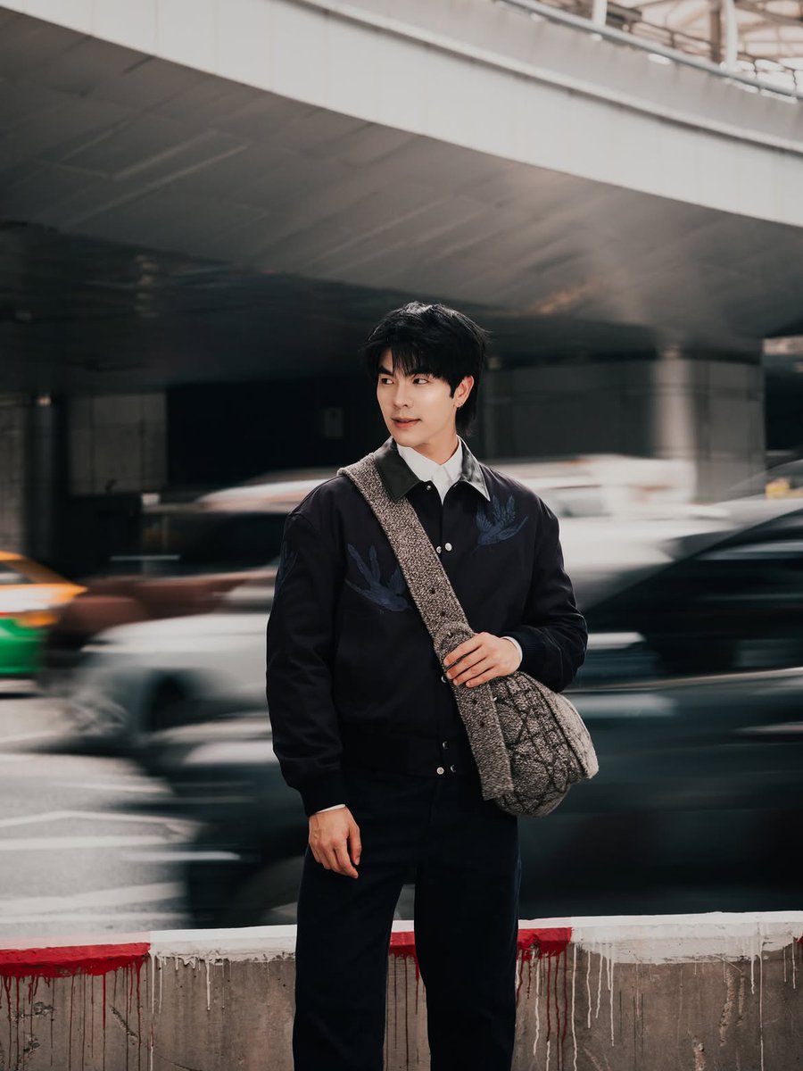 mintmag_th's tweet photo. เท่คู่! เสิร์ฟภาพ Dior Ambassadors อย่าง #มายอาโป อวดลุคหล่อพร้อม Dior Médaillon Messenger Bag จากคอลเล็กชั่น Dior Winter 2026-2027 Men Collection ที่โดดเด่นใช้งานสะดวก จุของได้���ยอะ เหมาะกับชีวิตประจำวัน 💚

#MileApo
#DiorWinter26 @Dior 
#Dior
#MintNews https://t.co/MnfD4gSRUL