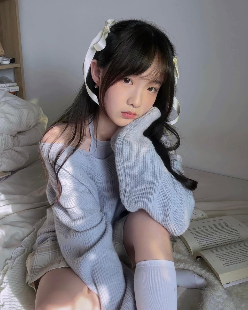 Julie31776897's tweet photo. 身高不夠 顏值來湊 嘿嘿
19歲 長這樣 算合格嗎？
#大一學生 https://t.co/ZMj1ZGN7j5