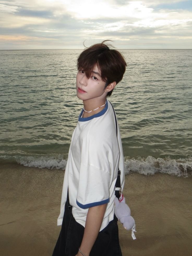 unisofbase's tweet photo. AHOF JL shares an emotional message on weverse dm thanking fans after losing sleep over the sudden viral wave of positive comments on his videos.

“i never, never expected something like this to happen... if i have to sing 24/7 just for more people to recognize us, I WILL DO IT” https://t.co/7NNMFl8UOm