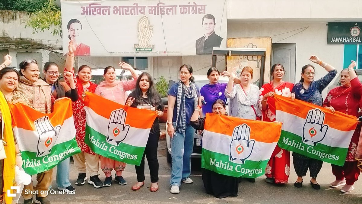 MahilaCongress's tweet photo. लोकतंत्र को बचाने के संघर्ष में हम सभी नेता प्रतिपक्ष श्री @RahulGandhi जी के साथ मजबूती से खड़े हैं।

इसी क्रम में हरियाणा प्रदेश महिला कांग्रेस अध्यक्ष पर्ल चौधरी जी के नेतृत्व में भारी संख्या में महिला कांग्रेस की बहनें दिल्ली पहुँच चुकी हैं।

हमारी स्पष्ट मांग है कि मुख्य चुनाव आयुक्त ज्ञानेश कुमार को तत्काल गिरफ्तार किया जाए।

लोकतंत्र और संविधान की रक्षा के लिए हमारा संघर्ष जारी रहेगा।