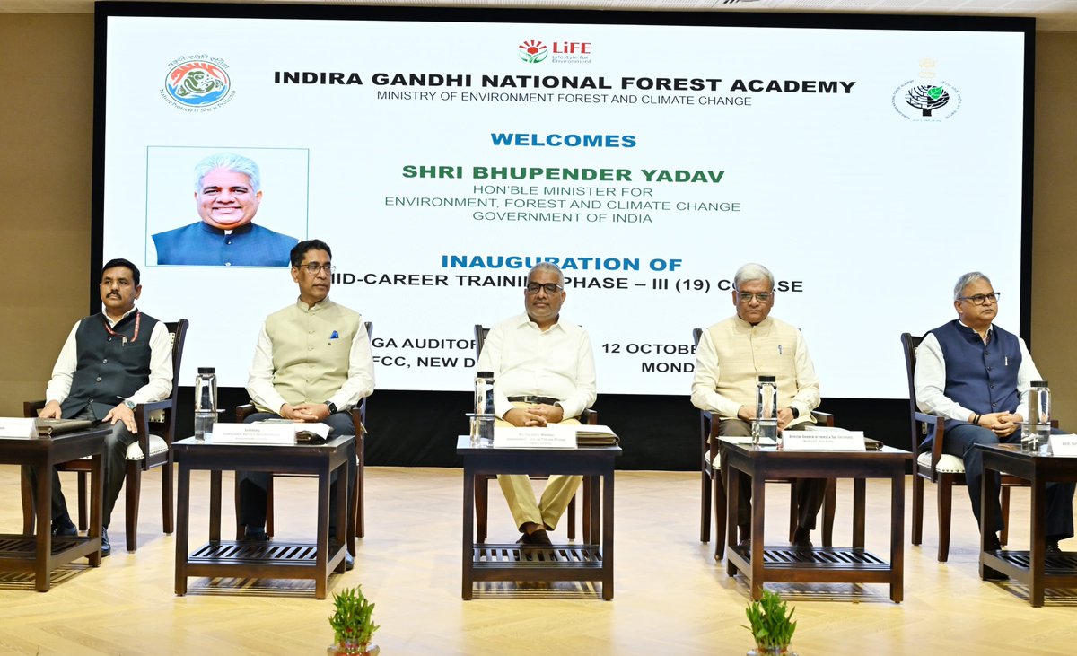 EnvironmentPib's tweet photo. Union Environment Minister interacts with Mid-Career Training Participants of Indian Forest Service, in New Delhi.

Move beyond Traditional Regulatory Functions and become Leaders, Innovators and Facilitators of Sustainable Development: Shri @byadavbjp

📝
https://t.co/zUlF8J7mx4 https://t.co/uMYtzXw9c9
