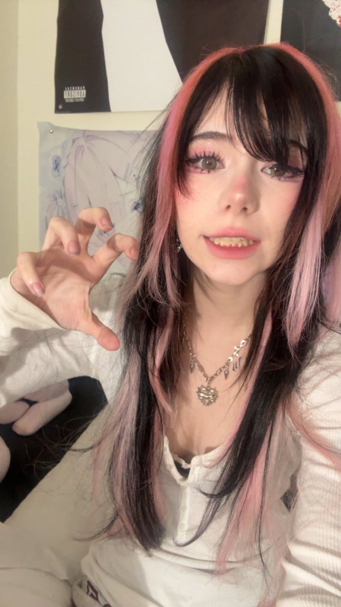ashisbeess's tweet photo. i have a spending problem and everything piss me tf off ,anyways new hair who dis https://t.co/fXgZcA5Jss