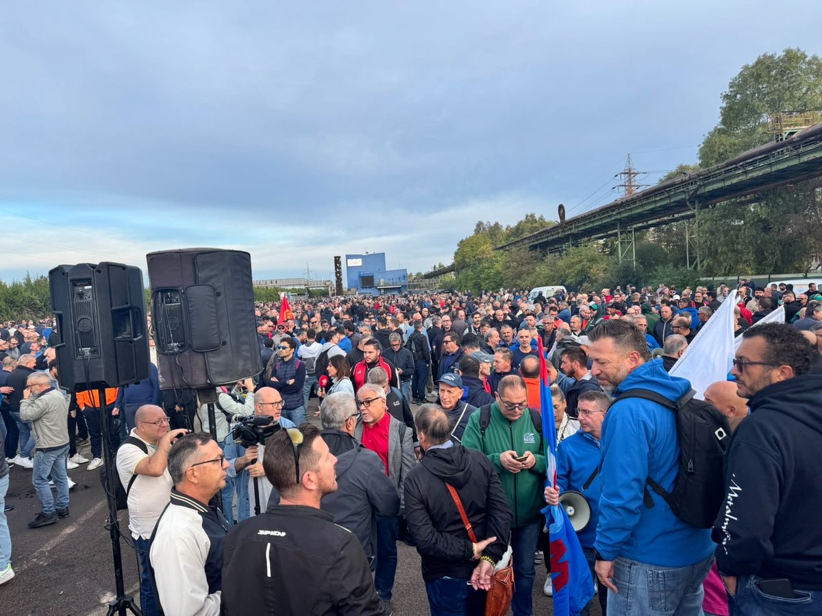 FIMCislStampa's tweet photo. Ex #Ilva: sciopero nazionale da questa mattina in tutti gli stabilimenti del gruppo per salvare l’acciaieria più grande d’Europa. 
Non accetteremo passivamente che si metta fine al lavoro di migliaia di lavoratori https://t.co/oBdk3ei0Ho
