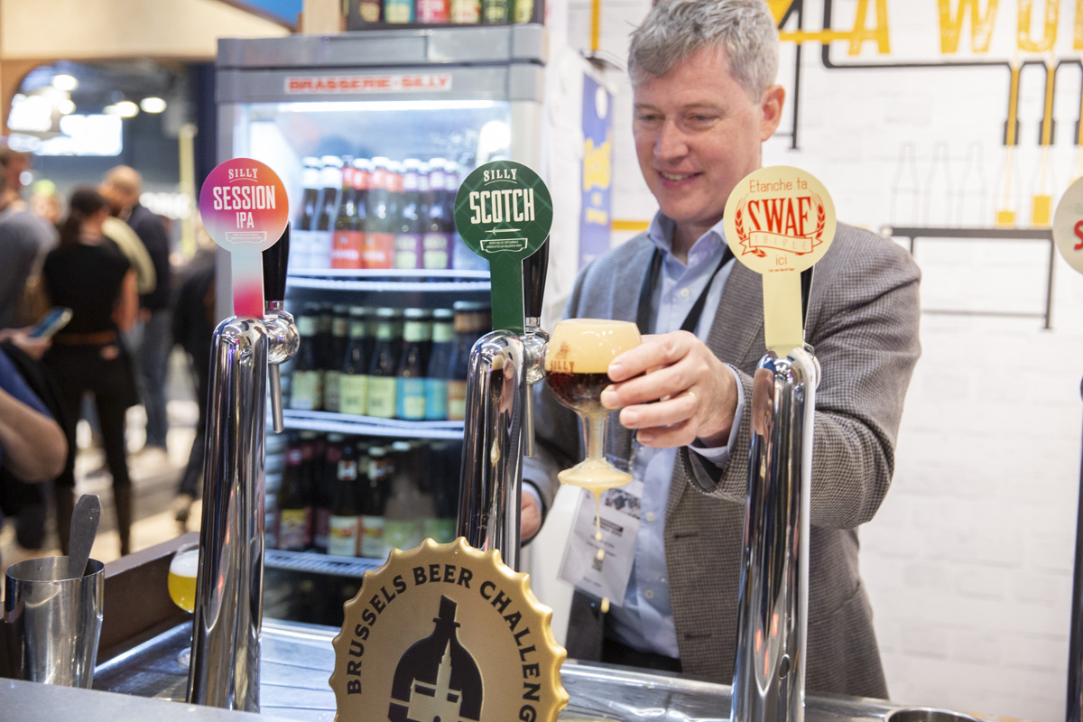 Raedemal's tweet photo. Lionel Van der Haegen, zesde generatie bij Brasserie de Silly. Over rockmuziek, zijn eerste slok bier en waarom hij graag een pint met Jezus zou drinken.
https://t.co/INpzTrRl5o #bier #beer #belgianbeer @BierGrandCru https://t.co/Zzccx0zNxl