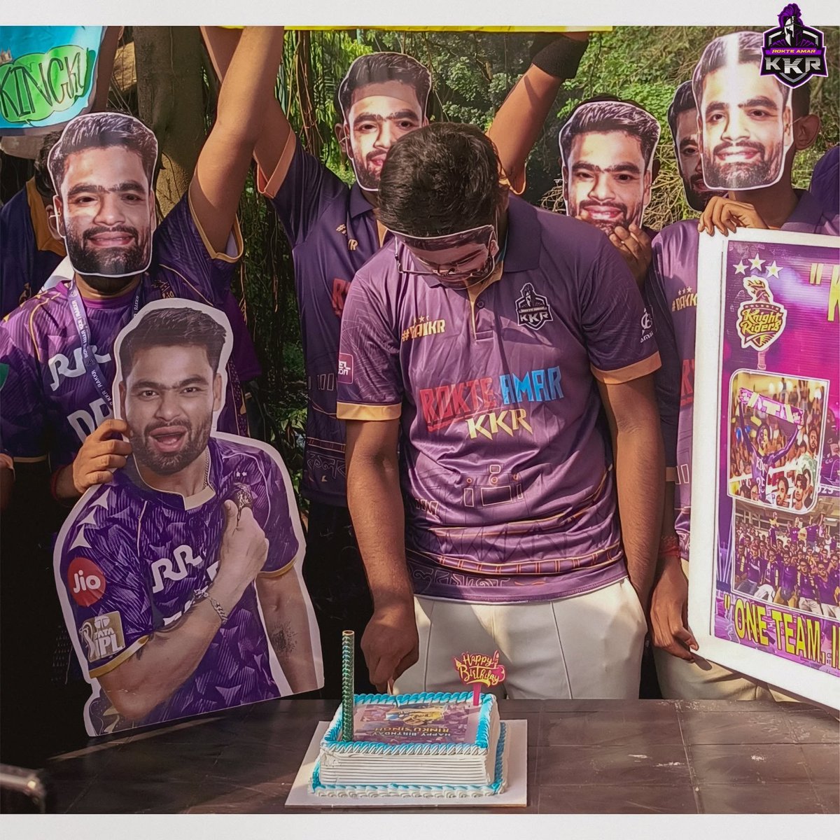 Rokte_Amarr_KKR's tweet photo. Throwing it back to a special day in 2025 when the RAKKR family celebrated our very own Rinku Singh! 💜

The memories remain, and so does the love. Happy Birthday, Rinku! 🎂🎊 https://t.co/EJz2hT3CTa