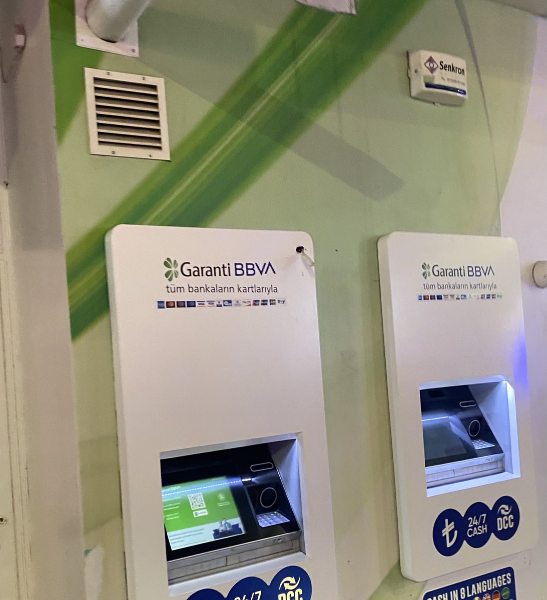 cagri_mentes's tweet photo. 01217CRS002 Id numaralı Garanti BBVA ATM cihazının güvenlik kamerası yoktur, bulunmamaktadır. Ayrıca ATM cihazında lisansız kaçak Windows yazılımı kullanılmaktadır. Bu kadar güvenlik zafiyeti nasıl olabiliyor? @GarantiBBVA @GarantiyeSor https://t.co/YkgqoHilur