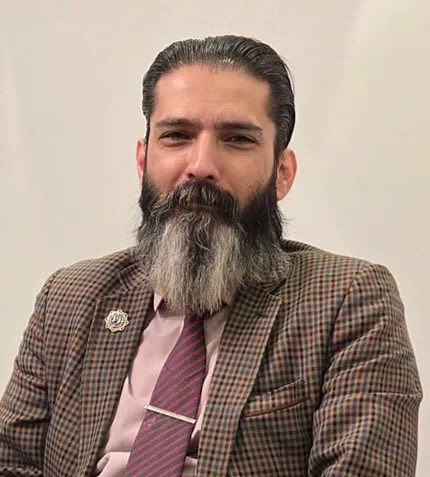 mahdi_jpg's tweet photo. 🚨امیرسالار داوودی، وکیلی که عقد جاویدنام علیرضا سپاهی و مهشاد کشانی را خواند

صبح یکشنبه ۱۹ مهر ۱۴۰۵، هنگامی که برای دفاع از موکلش مهشاد کشانی در جلسه رسیدگی دادگاه انقلاب اصفهان حضور داشت
توسط نیروهای لباس‌شخصی بازداشت ش��!
این بازداشت حوالی ساعت ۱۰:۳۰ صبح و در جریان جلسه دادرسی صورت گرفته است!
او پس از بازداشت به مکانی نامعلوم منتقل شد 
و تاکنون اطلاعی از محل نگهداری او در دست نیست!