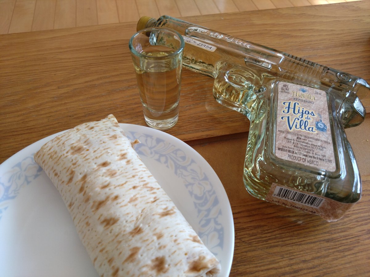 NovayaDolina's tweet photo. 人生初テキーラ🇲🇽
メキシコ料理はミリしらなので、取り敢えずコンビニで調達したブリートで呑む
甘くて爽やかな香りがして大変美味だな…これは調子乗って大惨事になる酒かもしれない https://t.co/9OkXE0LQzF