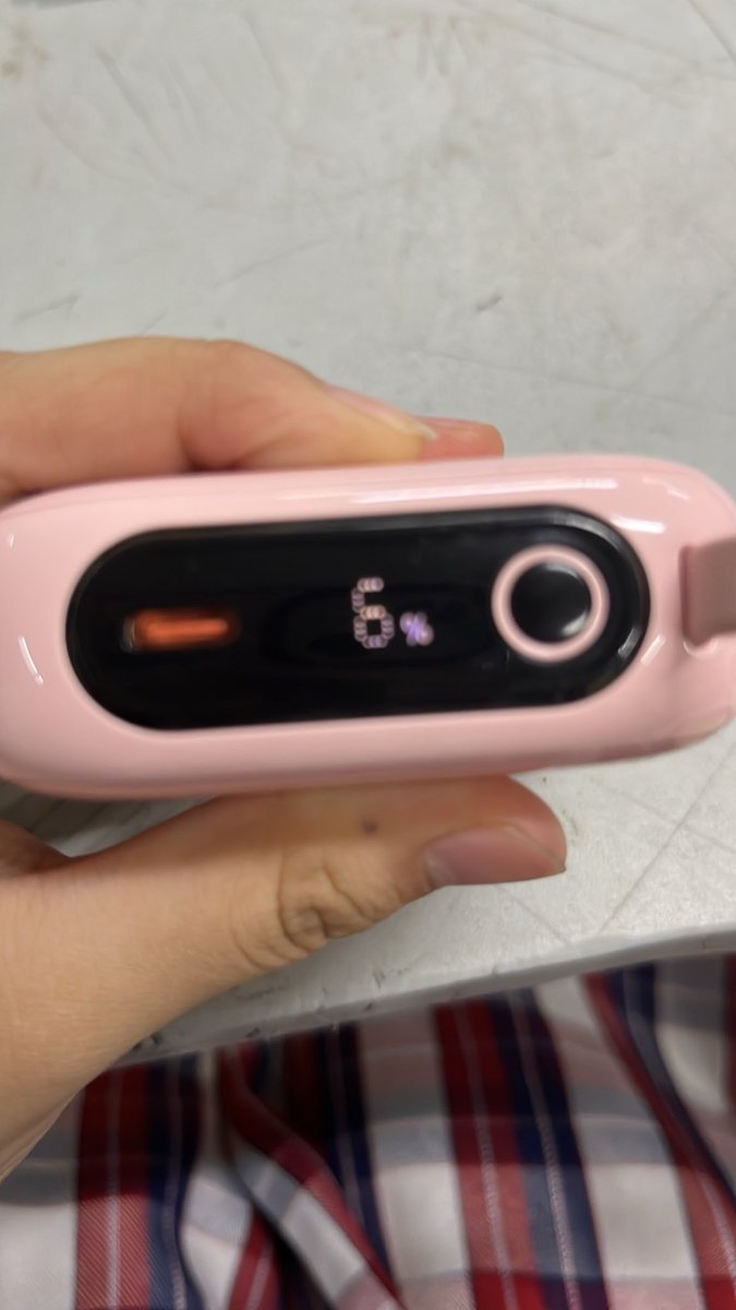 frozencoldpizza's tweet photo. my power bank is gonna die SAVE ME https://t.co/IXTsgtRfkb