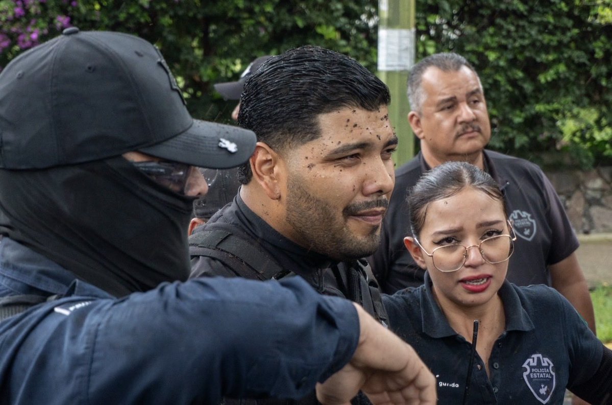 ItsChrisDennis's tweet photo. No olvidemos este rostro. 
Hay que buscarlo en la corporación policiaca.
Ese cerdo merece estar preso. https://t.co/osCW4UwZHt