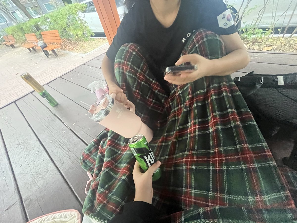 psychopath608's tweet photo. 노숙하긔 jeongyujin4467 https://t.co/ZF4qvduZBa