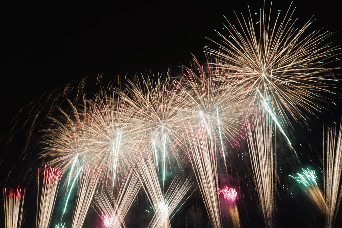 takatch_oita's tweet photo. 九州最大規模の約1万8千発の打ち上げ花火に、大興奮🎆
福岡県直方市の音楽フェス&花火イベント「#MAKEAMONOGATARI 2026」で、秋の夜の物語ができました✨
『【秋の想い出🎆】「MAKE A MONOGATARI 2026」福岡県直方市の夜空を彩る花火だ』
📝写真紹介ブログ記事はこちら→ https://t.co/xamXUTvdG5
🎥 ショート動画はこちら→https://t.co/8Yw3nkfZ8v
🎥長尺ダイジェスト動画はこちら→https://t.co/47m6FweCxs
#花火 #福岡 #直方市 #祭り #秋祭り #筑豊 @mayu_chikuho