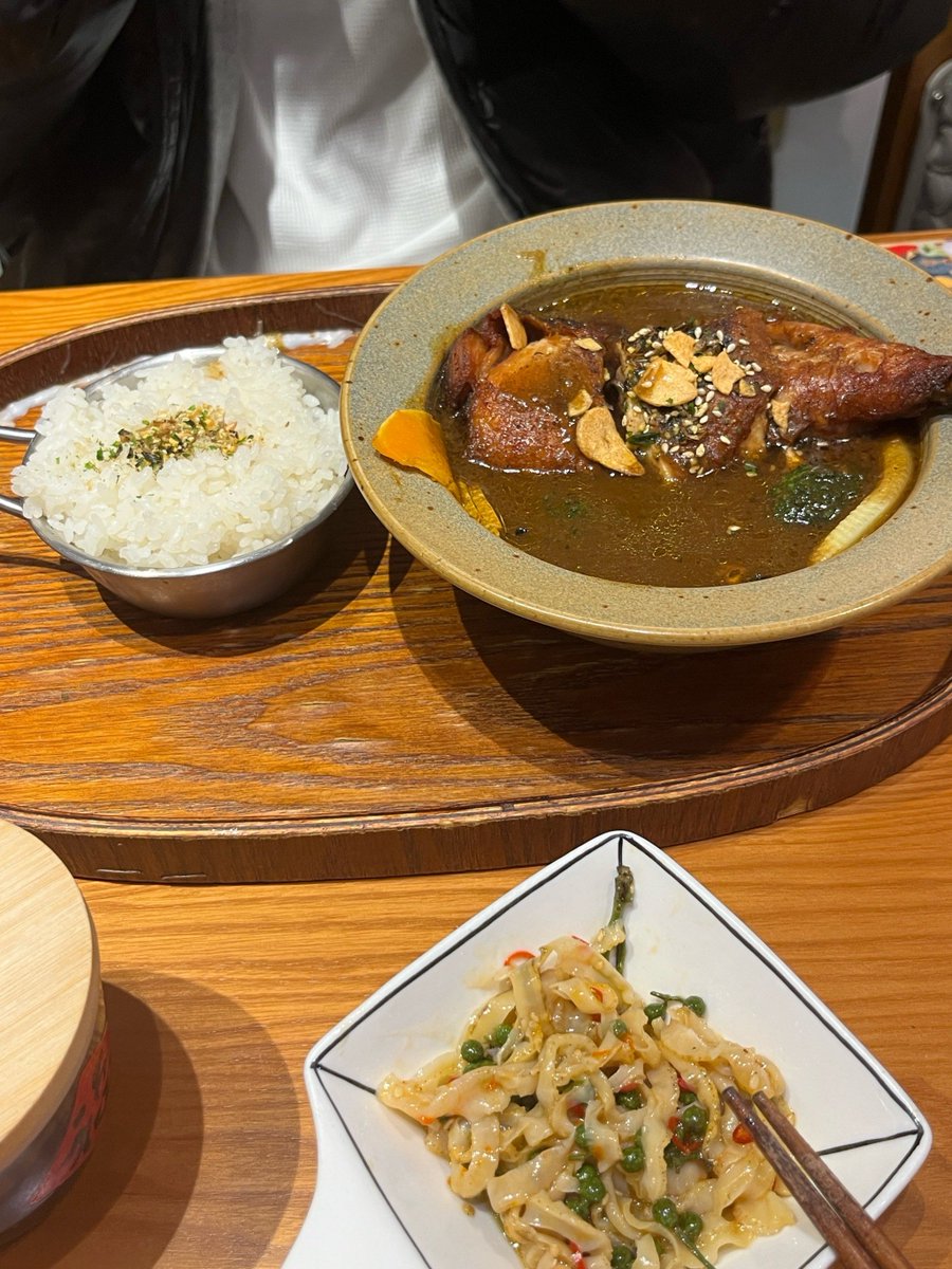 AlaynaDisnliah's tweet photo. 今日のカレーに椒（とうがらし）をたっぷり入れたら、辛さの中にほのかな香りが広がって、食後の心まで椒滤（しょろ）っと清々しい気分になった。部屋の空気も少し落ち着いて、周りの音が静かで、こんなにも心が谧（みつや）かになれるなんて、今日は本当に贅沢な日だ。 https://t.co/YlXbclEjLe