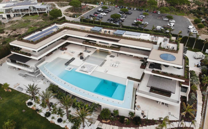TouchlineX's tweet photo. 🚨 𝗡𝗘𝗪: Cristiano Ronaldo bought a €30m mansion just 30 miles from Lisbon.
Sources say this is the place in which he plans living when retired. https://t.co/EF1caejM4v