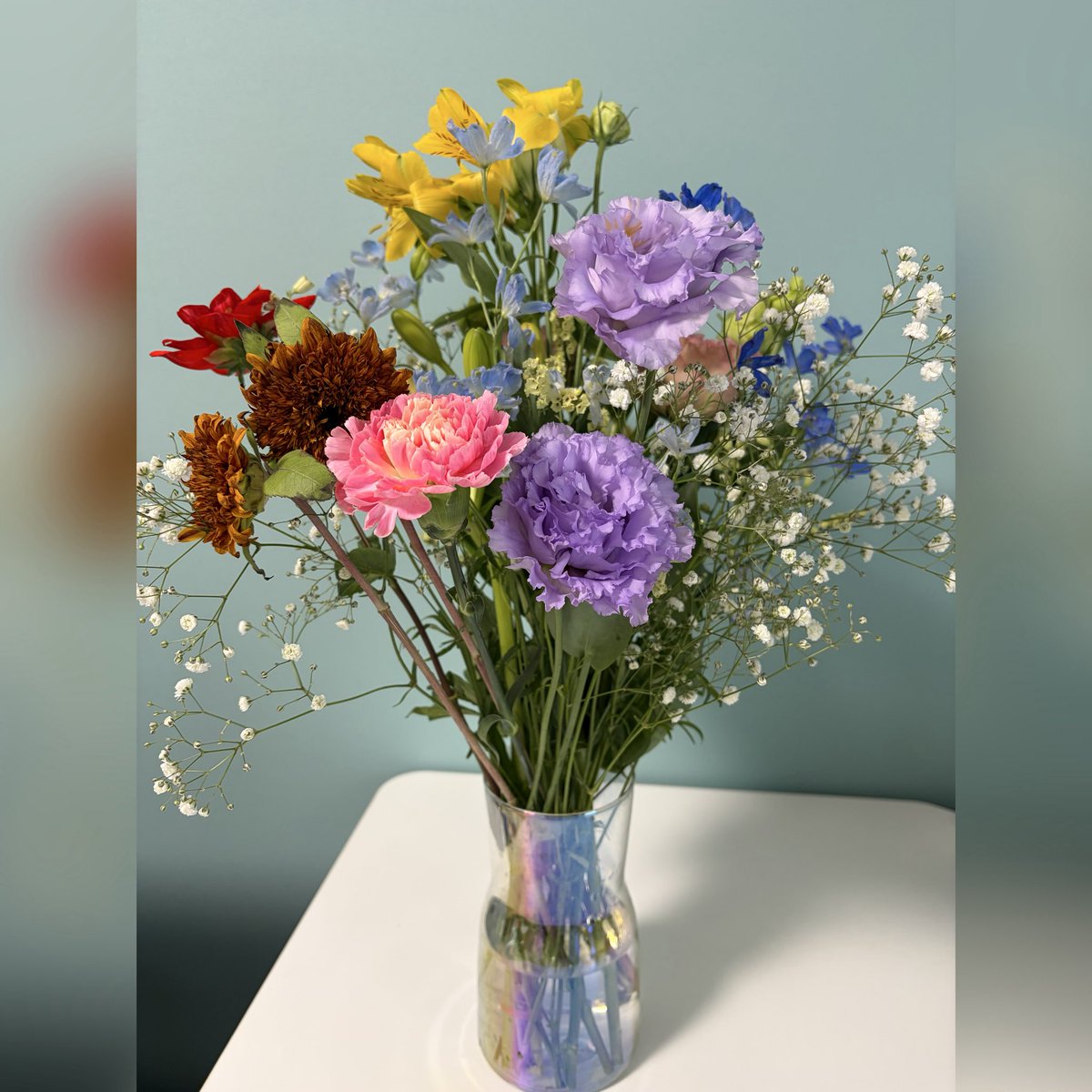 onlysunflowerga's tweet photo. 今さらだけど、KO1KEYZデビューのお祝いで花束作ってもらいました！
オリコン1位だし、ちょうど良き良き☺️
12色はさすがに難しかったけど、店員さんと相談しながらなんとか形になってよかった✨お花屋さんに感謝です🙏
#KO1KEYZ https://t.co/Sk9bsIQfDW
