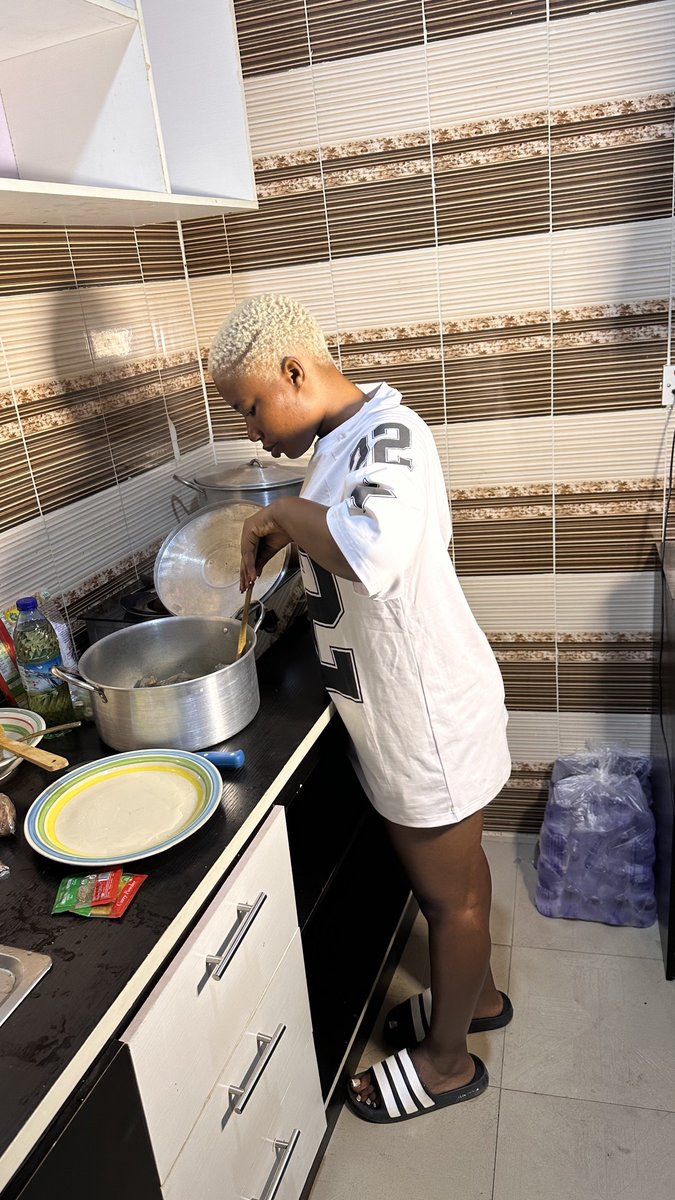 kollyfeelz's tweet photo. This one just come, she just rush go wear my pollo and palm.🤦‍♂️ https://t.co/HY4YbCpG03
