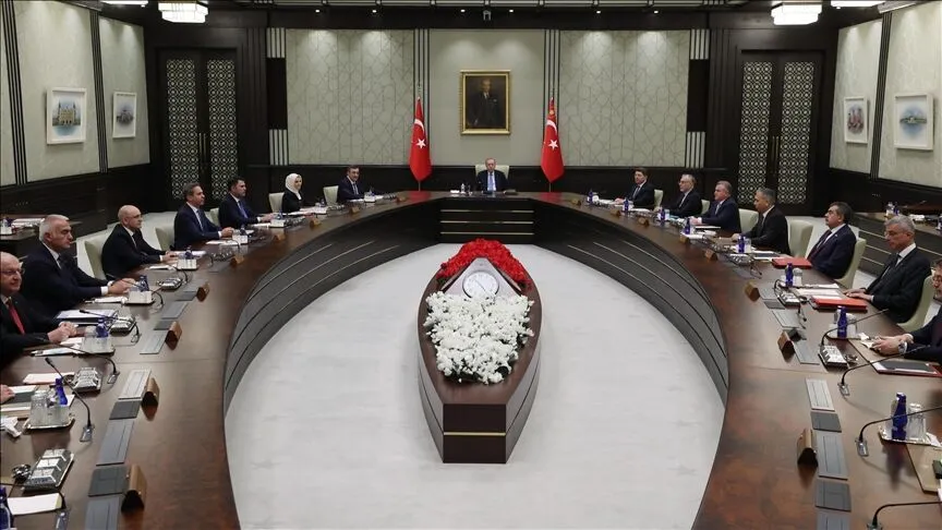 HaberQcom's tweet photo. Cumhurbaşkanlığı Kabinesi, iki haftalık aranın ardından bugün saat 15.00'te Külliye'de toplanıyor.  

Toplantının ana gündem maddesini tasfiyesine karar verilen yatırım fonlarına ilişkin soruşturma oluşturacak; yatırımcılara yapılacak ara ödemeler, tasfiye işlemleri ve TBMM Başkanlığına sunulan 9 maddelik kanun teklifi ele alınacak. 

Terörsüz Türkiye sürecinde silah bırakma takviminde gelinen aşama da gündemde.