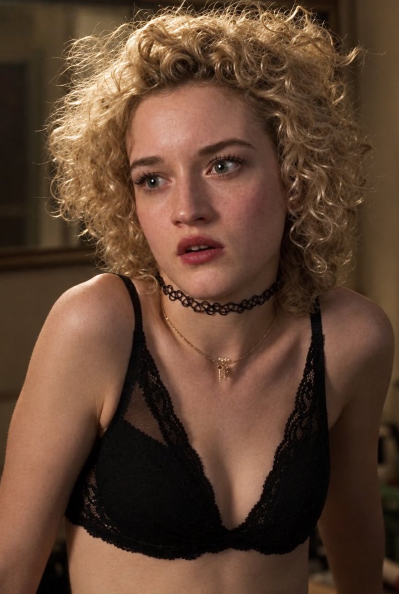 Kissik_0's tweet photo. Julia Garner in Girls. https://t.co/9wLAIVHQ1F