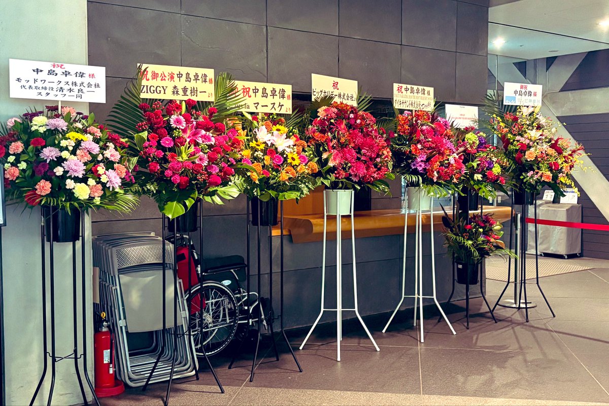 migimakimaimai's tweet photo. 卓偉さんの新グッズ、13:30ぐらいから並んで、無事ゲット。(先行物販は現金払いのみでした)

森重樹一さん、L'luviaのマースケさん、あと青山なぎさちゃんかな？・・・お花も届いてました💐 https://t.co/bP0BHJZ9Sz