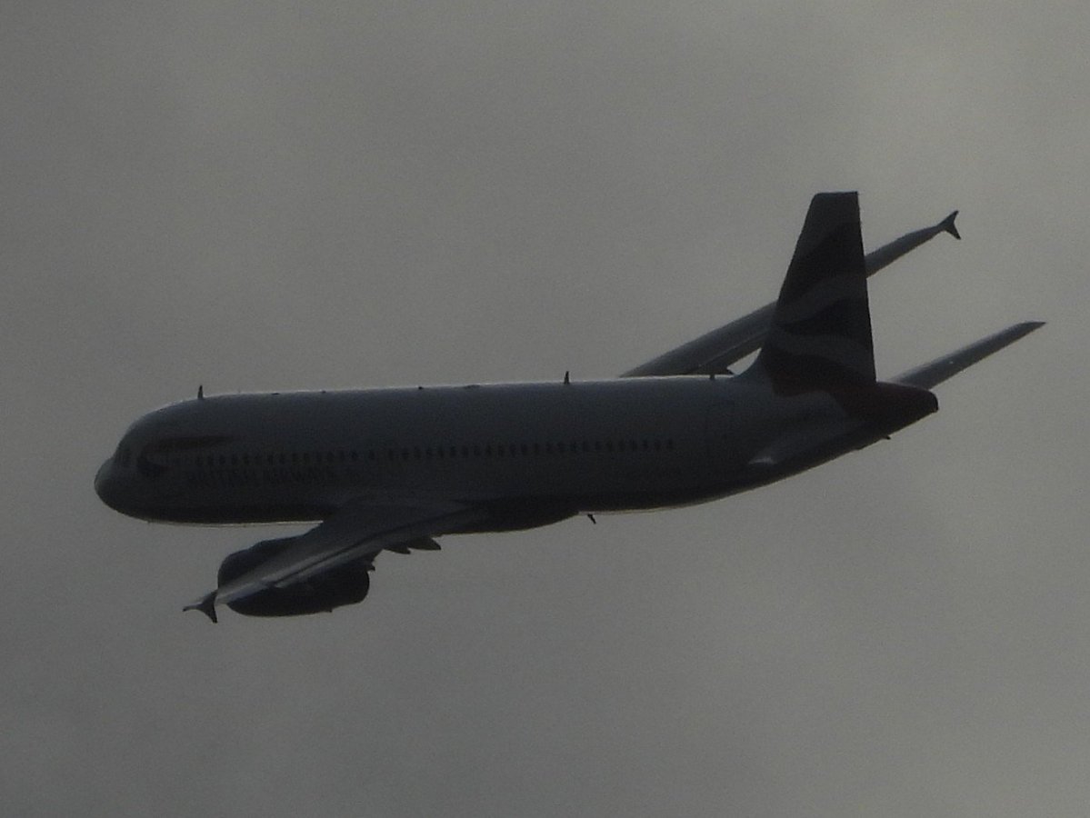 DAviation17's tweet photo. Heres a shot of @British_Airways Flight BA311 Airbus A320-251N (G-TTSA) seen here having to GO AROUND from (CDG) 🇫🇷 to (LHR) 🇬🇧 on 10/03/26. @HeathrowAirport #BritishAirways #GTTSA #Aviation #Avgeeks #avgeek #planespotting #Airbus #Airbusa320 #A320 #heathrowairport #GoAround https://t.co/6UISyNRMp0