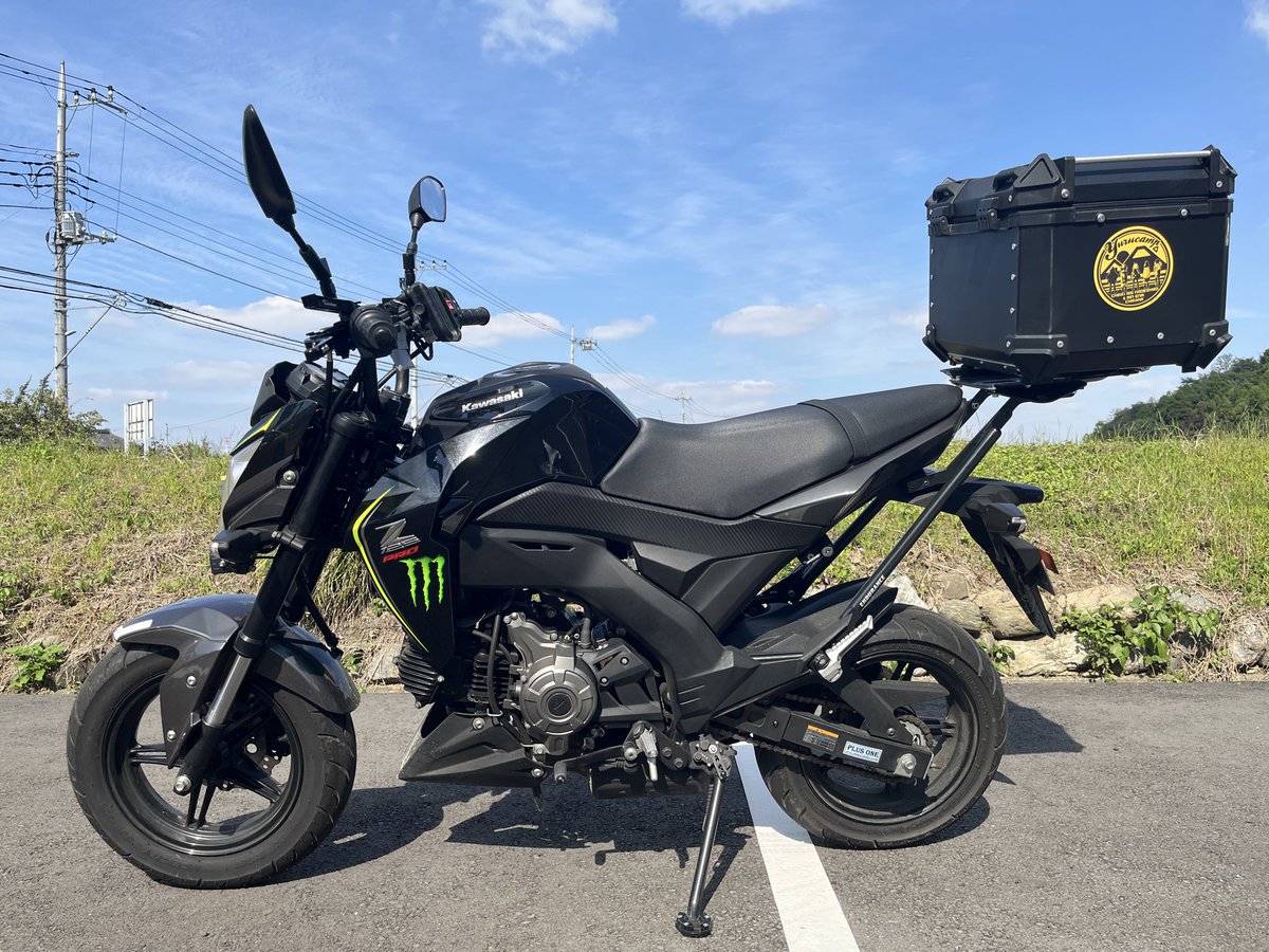 fzXTvLyaryzkAGi's tweet photo. 天気も良いのでz125pro用に先日購入したハイシートに交換
ノーマルだとポジションが固定されて自由度が無かったのが、乗りながら座る位置を変えられるのは良い
乗り心地はまだ硬い感じですがそのうち馴染む

カブはカブで楽しいけど、z125proはまた違った楽しさがあって良いです

#z125pro
#ハイシート https://t.co/BWcsLwbkn8
