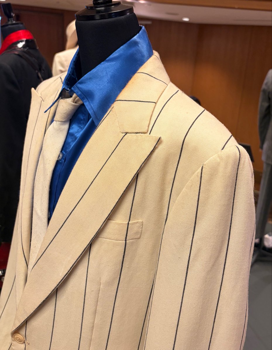 ystmf2's tweet photo. マイケルの衣装たち、ファンデーションの汚れや使い込まれた後、劣化を見ると、ああ本当にこれを着てパフォーマンスしていたんだなぁと改めて実感できて感動だったな… https://t.co/Gcz61apt5j