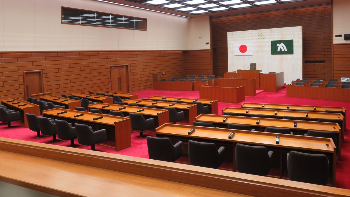 yutani_LAN's tweet photo. 「裁判に負けても税金で払えばいい」問題

香川県発の日本タイムズが「船の体育館」解体問題の第13弾を出した。四国の、かなり鼻息の荒い地元紙だ。

今回の目玉は、県庁内部から漏れ聞こえたという"本音"である。強引に壊して、あとで損害賠償を命じられても、税金で払えば済む。見出しにはご丁寧に「損害賠償は税金で払えばイイや」とまで書いてある。

先に断っておく。この発言は匿名の伝聞で、誰がどの場で言ったのか、私には検証できない。
同紙は裏金がどうのという話まで書いているが、そこも私の手には余るので置いておく。
ただ、問題はそこではない。この一言が「さすがにそれは言わないでしょ」ではなく、「あー、言ってそう」と聞こえてしまうこと。ここが一番キツい。

経緯をおさらい。
裁判所は、建物の耐力を鑑定するためのデータを取る期間を設けた。いわゆる証拠保全である。ところが知事は定例会見で、中断期間は延長しない、一日も早い安全確保が必要だと述べ、期間が明けたら工事を再開すると明言した。

つまり、鑑定の結論が出る前に、鑑定の対象物を壊す。

ここで経済学の用語をひとつ。モラルハザード。保険に入ると人は運転が雑になる。損失を自分で負わない人間は、構造的にリスクを取りすぎる。
「負けたら税金で払う」は、モラルハザードの教科書にそのまま載せられる。賭け金は他人の財布、勝てば自分の手柄、負ければ県民のツケ。

それに比べて2026年の香川はどうか。「明日にでも倒壊する」と言い張る側が、その判断が間違っていた場合のコストを1円も負わない。
解体費は県民の税金。敗訴したときの賠償金も県民の税金。訴訟対応の費用も県民の税金。

県民のカネで県民の疑問を押し切り、負けたら県民のカネで払う。

賠償金は、税金だろうがたぶん払えば済む。
だが丹下健三をはじめ70年前に先人たちの血の滲むような努力の果てに生まれ、瀬戸内に浮かべたあの船の曲線は、何億円積んでも買い戻せない。

カネで済むと思える人にとって、カネで済まないものはこの世に存在しない。
その人の世界には、取り返しのつかないものがひとつもないのだろう。それは少しだけうらやましく、そしてかなり恐ろしい。