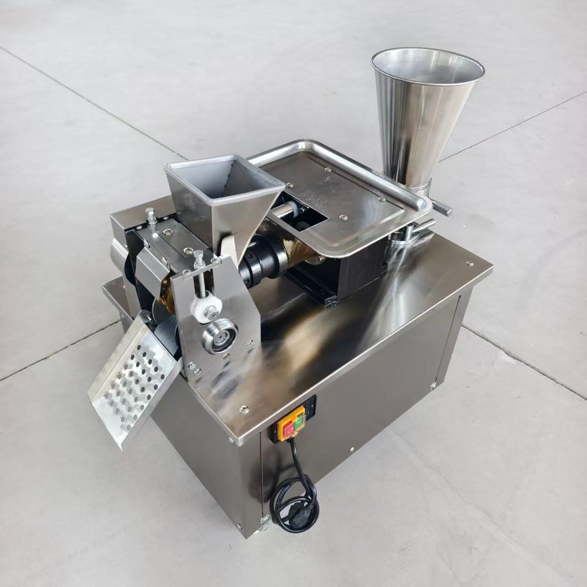 zluxurykitchen's tweet photo. Multifunctional Automatic Dumpling Empanada &amp; Samosa Making Machine with Motor Stainless Steel 60pcs/Min Made in Turkey #x #TinubuTill2031 #NigeriaDecides2027 https://t.co/lDR3dlOyKS
