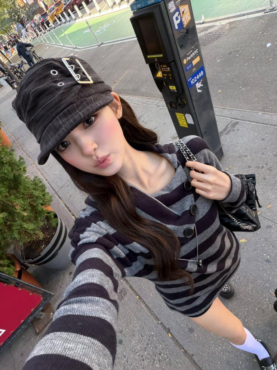 yooharam_'s tweet photo. what’s a little adventure around New York without stopping for something sweet? today, i treated myself to a delicious almond croissant, and i think it might just be one of my favorite little moments of the day! 🥐🤎 https://t.co/iX54C1zZUV