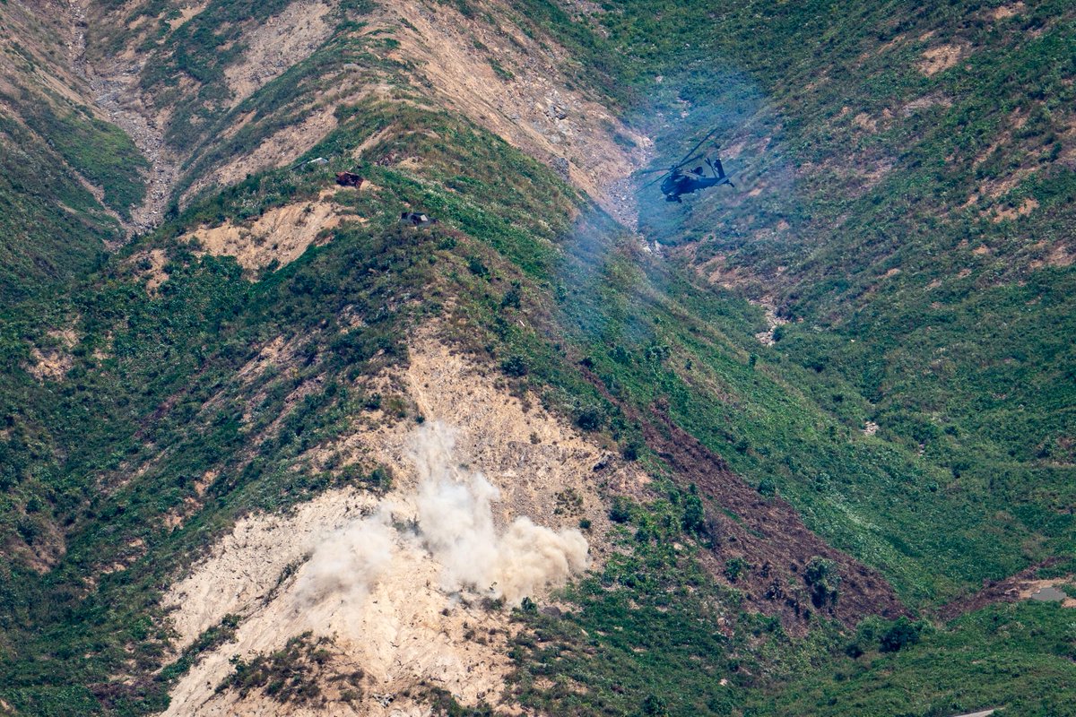 2INFDIV's tweet photo. Clear skies, hot barrels, and #lethal steel downrange. 🚁💥

Fast, dead accurate, 𝐒𝐞𝐜𝐨𝐧𝐝 𝐓𝐨 𝐍𝐨𝐧𝐞! Out at Rodriguez Live Fire Complex, our Apache crews spend long days and nights making sure every round lands exactly where it belongs. https://t.co/dX63pmoJ1h