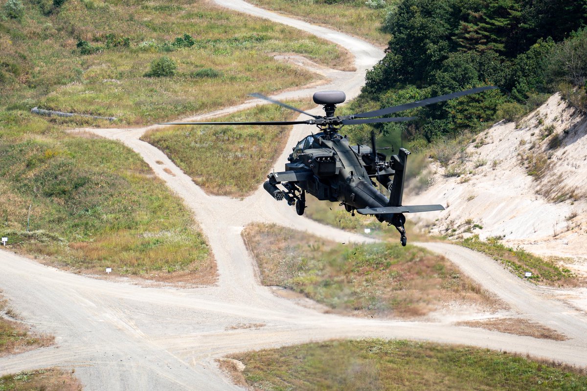 2INFDIV's tweet photo. Clear skies, hot barrels, and #lethal steel downrange. 🚁💥

Fast, dead accurate, 𝐒𝐞𝐜𝐨𝐧𝐝 𝐓𝐨 𝐍𝐨𝐧𝐞! Out at Rodriguez Live Fire Complex, our Apache crews spend long days and nights making sure every round lands exactly where it belongs. https://t.co/dX63pmoJ1h