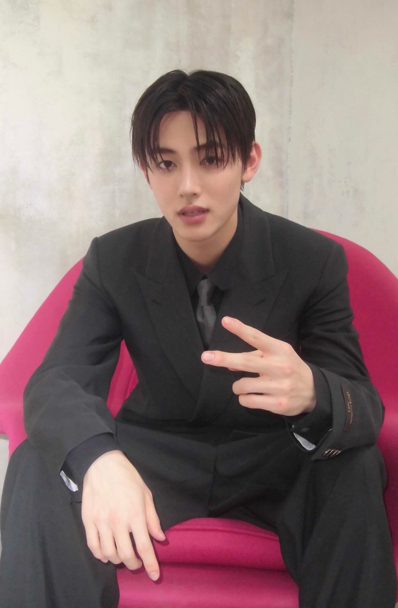 nshk_o9's tweet photo. หล่อมากลุกชาย😭😭🖤🖤

#SEONGHYEON #성현 https://t.co/6EITlkCEE7