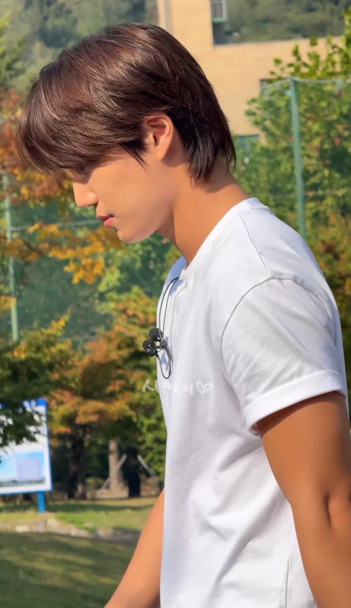 kaidiction's tweet photo. he really glows… what a pretty man https://t.co/Ug4sGyGxX3