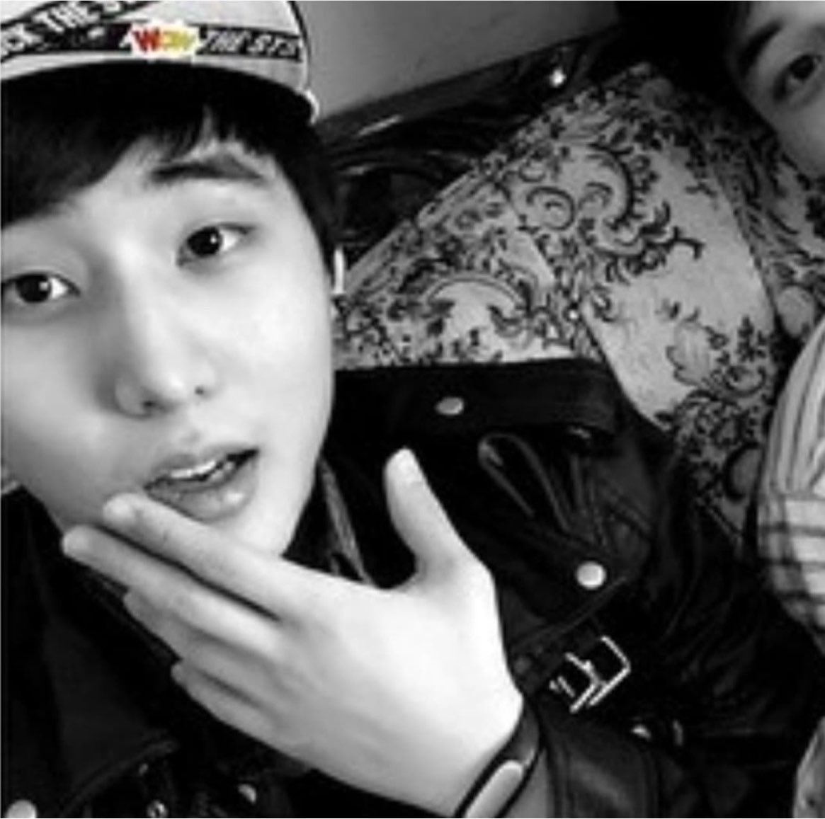 ddyokk's tweet photo. 도욵이가 영이 공폰 구경하다가 이 사진 보고 영이 개놀렷을듯 진짜 영원히
아니면 조용히 자기폰에 저장해두고 이걸로.. https://t.co/AknAt5ociG