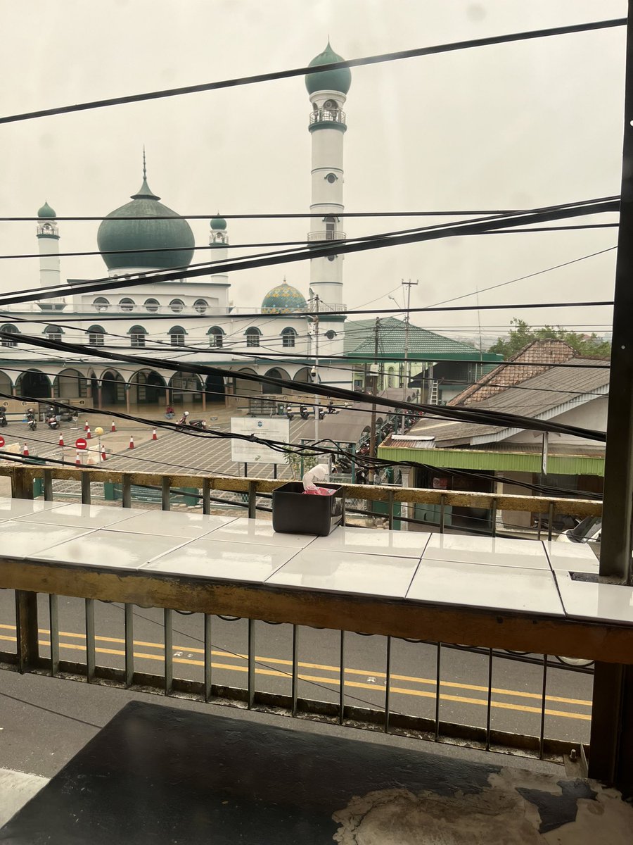 lunesweett's tweet photo. viewsnya bagus banget, cuma sayang banget kehalang banyak kabel kabel listrik.

penasaran deh, kabel kabel listrik itu bisa di iket bisa ga berantakan ga sih? 😭☝🏻 https://t.co/lLARh89hmK