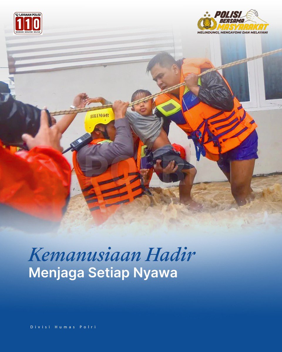 BidhumasKalbar's tweet photo. Personel Satbrimob Polda Sumatera Barat bersama Tim SAR gabungan bersama mengevakuasi warga, termasuk anak-anak, yang terjebak banjir bandang di kawasan Koto Panjang Ikua dan Lubuk Minturun, Padang, Sumatera Barat. #BersamaBangkitKembali https://t.co/4ry3ho9kPj
