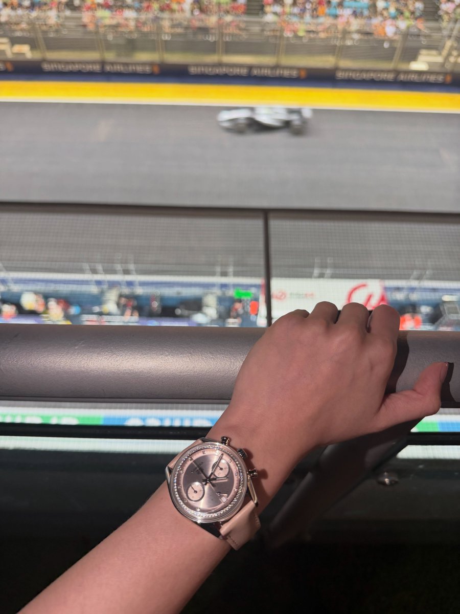 TrendForFB's tweet photo. คนสวยขา Becky Rebecca ของจ่าเขียว ใน #SingaporeGP #F1 สวยสุดๆไปเลยค่ะ นาฬิกาจาก #TagHeuer ยิ่งเท่ 😎🤏🏻

#RedBullRacing
#beckysangels #BeckyArmstrong https://t.co/nagqERGHRr
