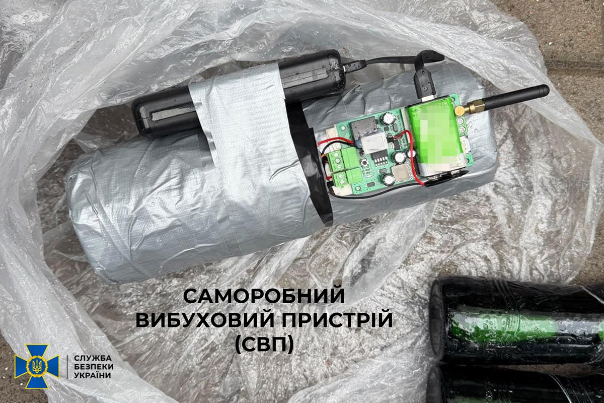 ServiceSsu's tweet photo. СБУ затримала у Рівному агента рф, який на замовлення ворога намагався підірвати автобус із воїнами ЗСУ

➡️ https://t.co/ZuFgG23VhF https://t.co/pcKoYRn6XI